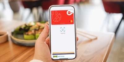 Lounaskortti mobiililompakossa lounasravintolassa