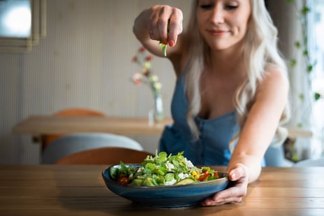 Mimosa sininen mekko ja salaatin koristelu