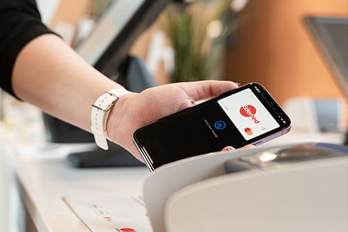 An Edenred benefit user paying with Apple Pay